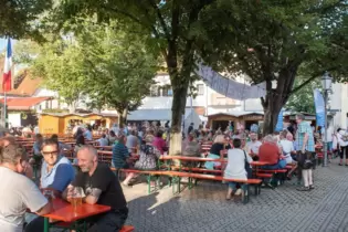 Gäste nutzten das schöne Wetter am Samstag zum Besuch des Straßenfestes.