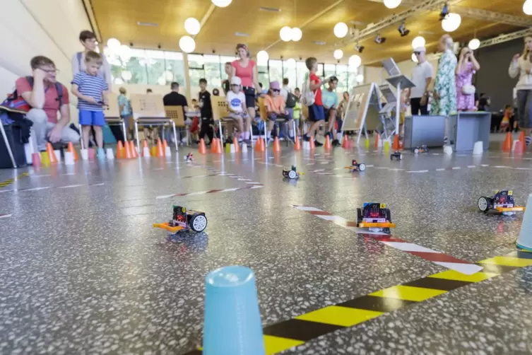 Am Stand der BBS 1 konnten Kinder und deren Eltern an einem Roboterrennen teilnehnen und Fahrzeuge durch einen Parcours steuern.