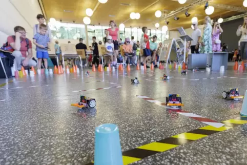 Am Stand der BBS 1 konnten Kinder und deren Eltern an einem Roboterrennen teilnehnen und Fahrzeuge durch einen Parcours steuern.