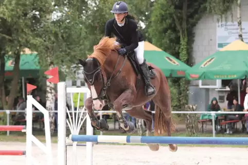 Emma Luise Scherer wurde mit Quintaro im L-Springen Zweite, während Markus Blaul mit ihrem zweiten Pferd Bellinis Boy siegte.