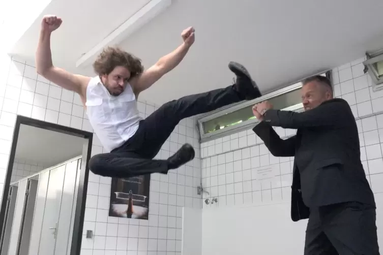 Die Kampfszene zwischen Thorsten Groh (rechts) und Daniel Keilhauer wurde in der Toilettenanlage der BBS gedreht. 