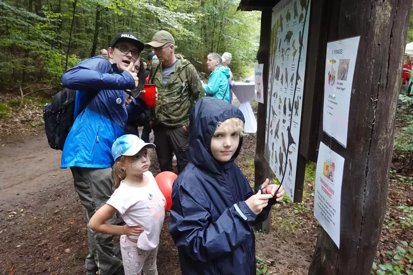 »Wandern und Genießen« in Altleiningen: Überall hängen Quizfragen.