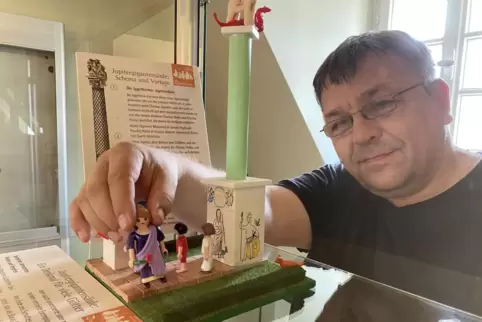 Genau da muss das Playmobil-Männchen stehen: Peter Linn am Schaukasten der Jupitersäule.