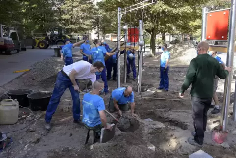 Fleißige Helfer im Einsatz auf dem Spielplatz an der Gräfenauschule beim Freiwilligentag vor vier Jahren.