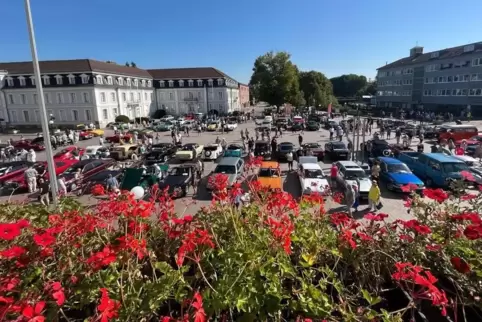 Oldtimer beim Treffen 2023 auf dem Herzogplatz.