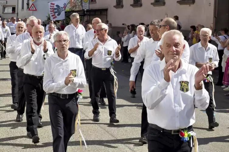 200 ehemalige und aktuelle Straußbuwe zogen durch das Dorf. 