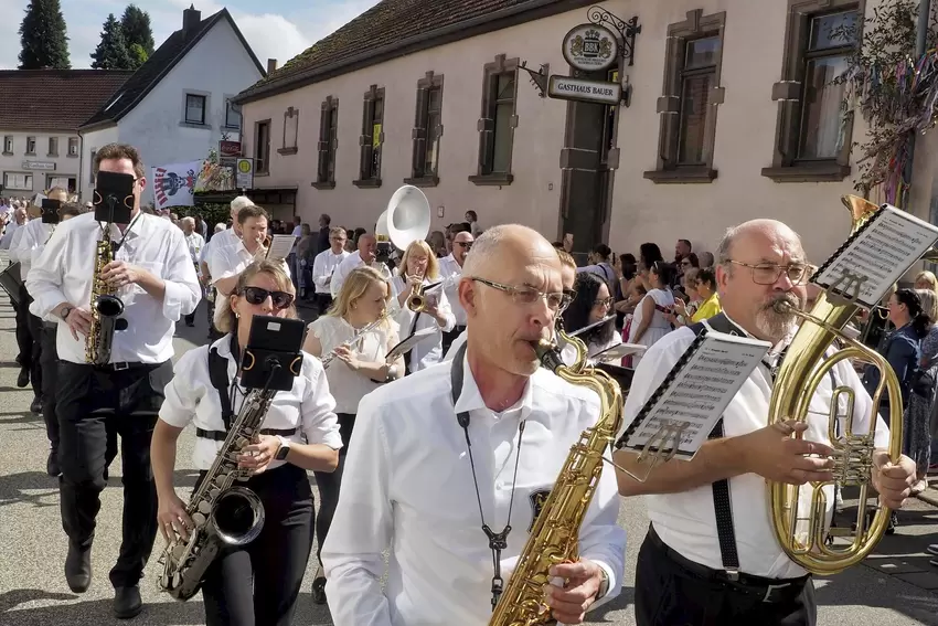 Der Musikverein Brücken begleitete die Straußbuwe mit Blasmusik.