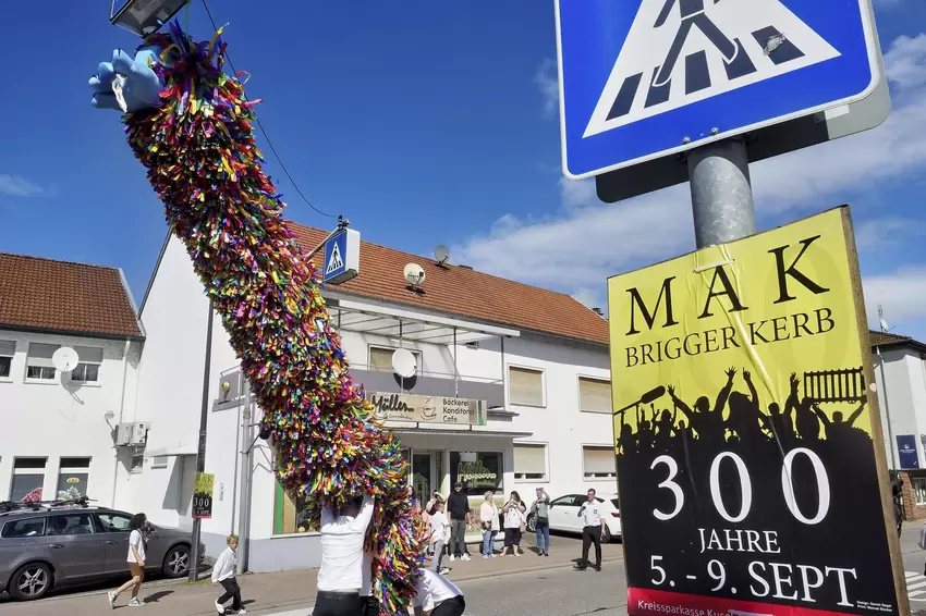 Einen sechs Meter langen Kerwestrauß trugen die Straußbuwe durch den Ort.