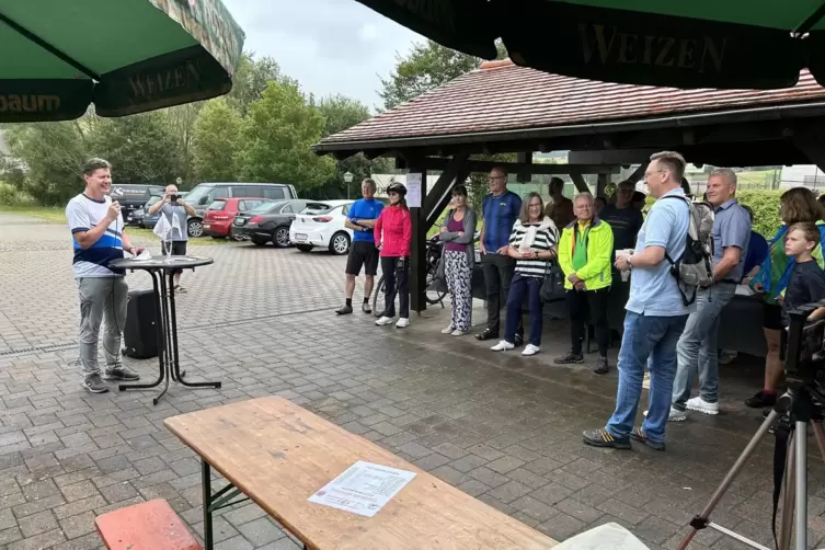 Bild von der Eröffnung des Radtages in Schneckenhausen: Auch da war das Wetter schon nicht einladend.