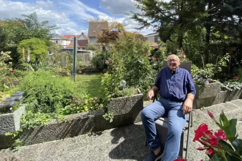 In seinem Garten findet der Zweite Beigeordnete Bernd Johann Ruhe und Entspannung. 