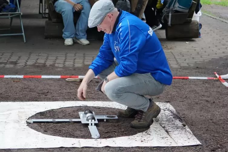 Damit beim Wettbewerb der Tireure alle tatsächlich auf exakt das gleiche Ziel werfen konnten, legte der Schiedsrichter die Treff