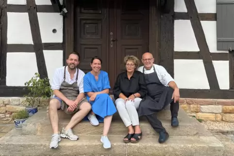 Max Goldberg, Kerstin Bauer mit Petra Dollt und Peter Steverding (von links nach rechts) vor der Eingangstür des historischen Fa