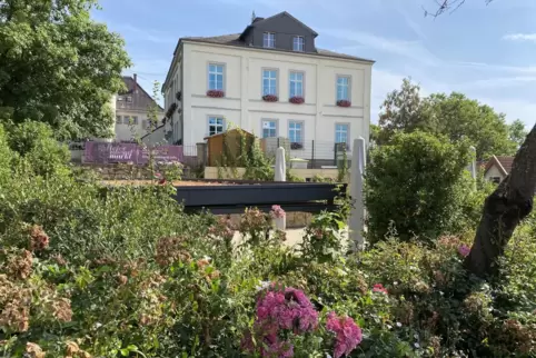 Den Platz an der Pergola (hier mit Blick auf die Schule) haben die Haardter schon aufgehübscht mit Sonnenschutz und Sitzgelegenh