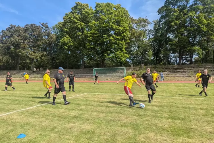 5:0: Fred Schlossarek (am Ball) trifft gegen Sankt Leon. 