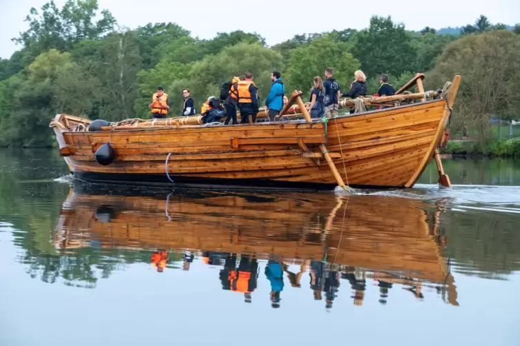 Das antike Römerschiff «Bissula» auf der Reise von Trier aus auf der Mosel nach Cannes. (zu dpa: «Forscher sind Seerouten antike