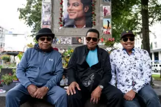 Michael Jacksons Brüder besuchen Denkmal für den King of Pop