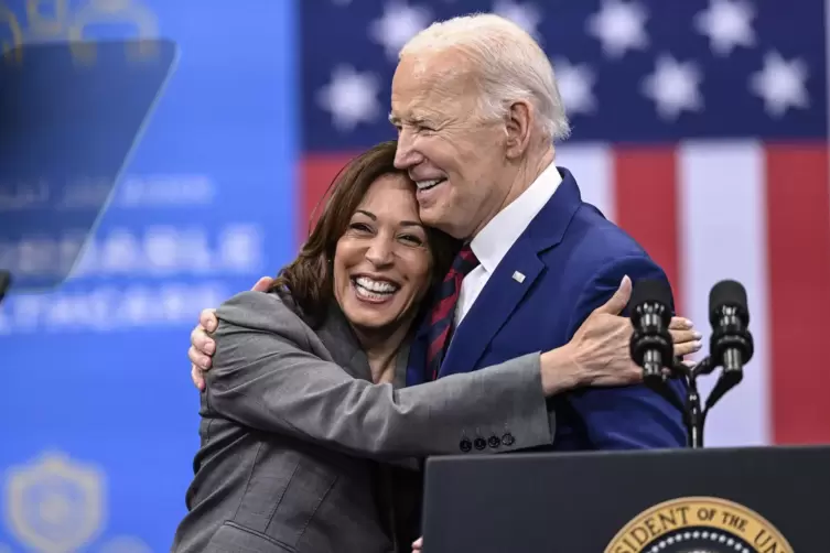 Da war die Welt für Kamala Harris noch in Ordnung: Der amtierende US-Präsident Joe Biden zog seine erneute Bewerbung um die Kand