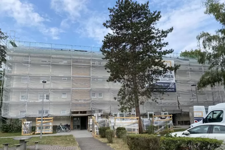 Fliederweg 9-11: einer der Wohnblocks in Sanierung.