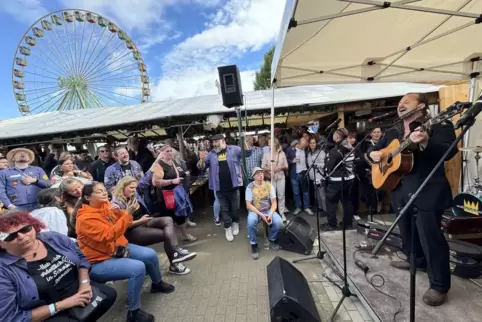 „Ahjoo, ahjoo, ahjoo“: Sänger Gringo Mayer feiert Wurstmarkt-Premiere.