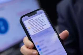 Probealarm auf einem Smartphone an einem Warntag,