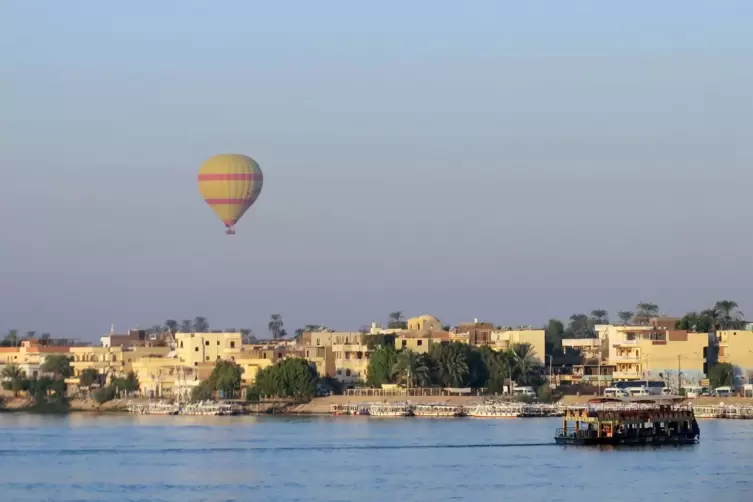 Flusskreuzfahrtschiff vor Luxor, Ägypten