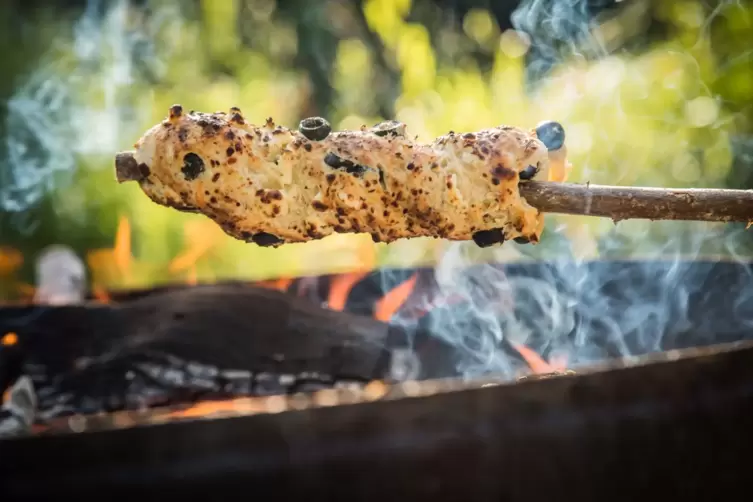 Stockbrot mit Oliven-Feta-Teig