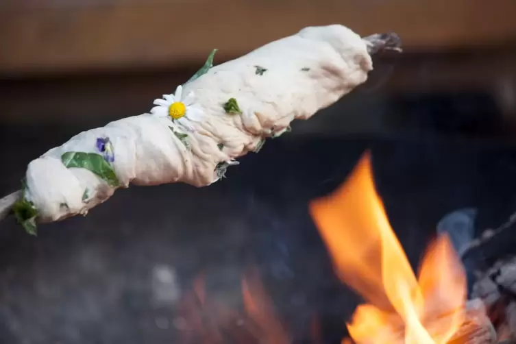 Stockbrot mit Kräutern