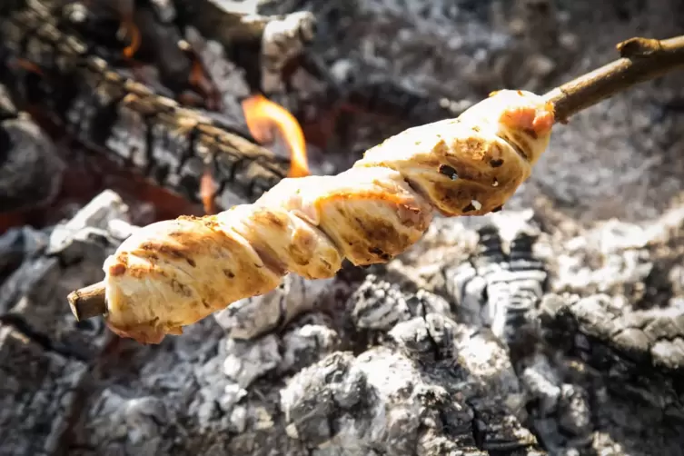 Stockbrot mit Röstzwiebel-Bacon-Teig