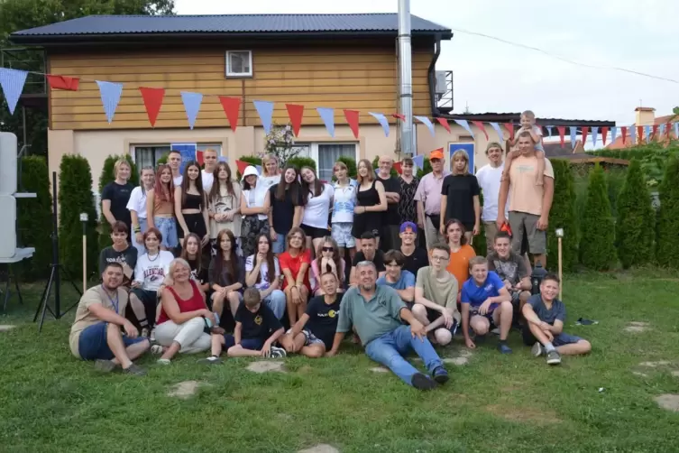 Beim Sommercamp nahe der Kurstadt Truskavec (Ukraine) konnten Jungs und Mädchen bei vielen Spielen, Gemeinschaftsaktionen, Musik