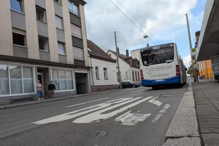 Im Bereich der Haltestelle „Kammgarnstraße“ wird die Asphaltdecke saniert. Die rechte Fahrbahn wird deshalb gesperrt. 