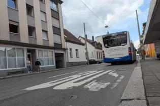 Im Bereich der Haltestelle »Kammgarnstraße« wird die Asphaltdecke saniert. Die rechte Fahrbahn wird deshalb gesperrt.