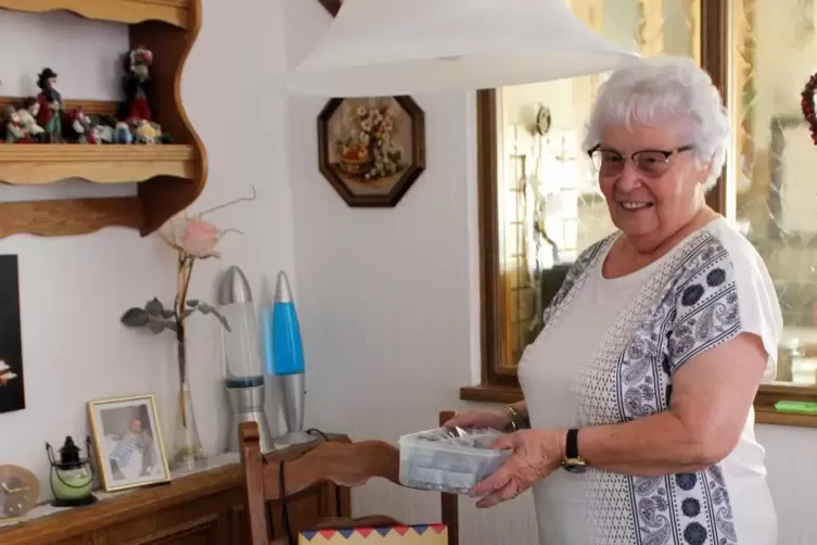 Die Winzler Seniorin Ingrid Schwender an ihrem Tisch mit ihren vielfältigen Arbeiten in Diamond Painting. 