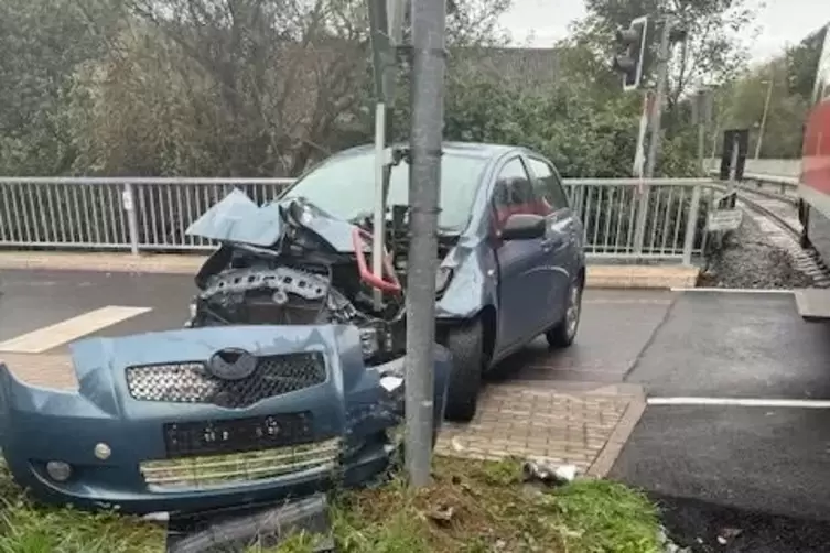 Das Auto wurde stark beschädigt, der Fahrer leicht verletzt. 