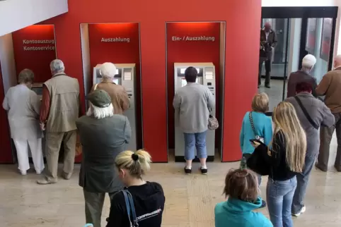 Die Sparkasse hat eine Filiale am Schlossplatz.