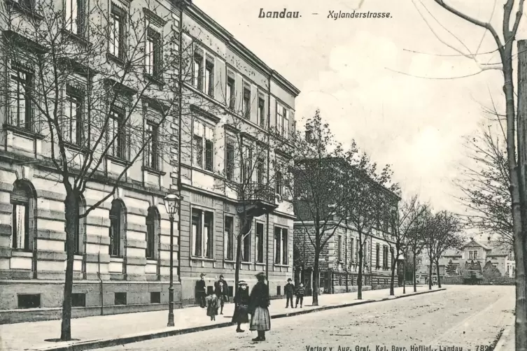 Die Postkarte zeigt die Xylanderstraße 21 um 1900 – das Pensionat war in dem Gebäude mit dem Balkon beheimatet.