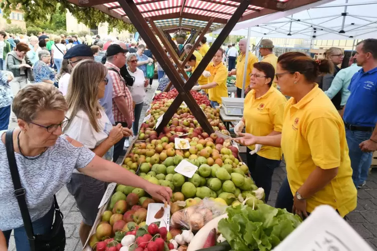 Frisches Obst aus der Pfalz: eines von vielen Angeboten beim Bauernmarkt. 