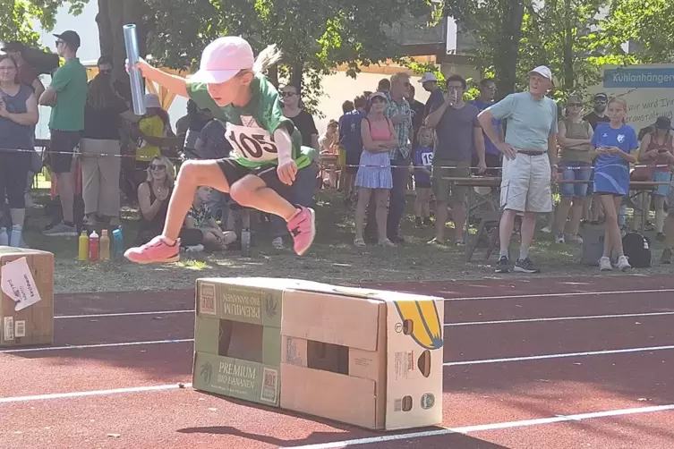 Bananenkisten als Hürden: Beim Sprintwettbewerb gibt es verschiedene Hindernisse. 