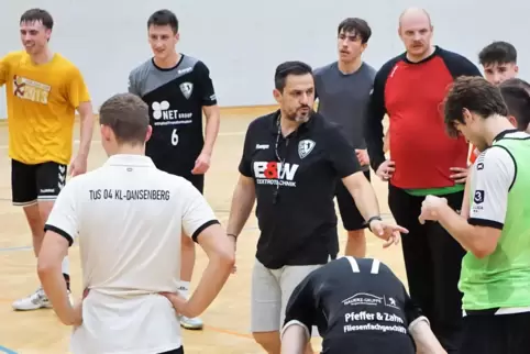 In dieser Saison will Trainer Theodoros „Theo“ Megalooikonomou (schwarzes Polo-Shirt, Vollbart) mit der ersten Mannschaft des Tu