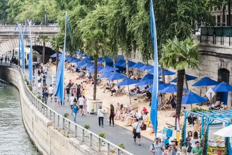 Strand statt Autos am Ufer der Seine, zumindest im Sommer. Auch an anderen Stellen haben Radler und Fußgänger mehr Raum bekommen