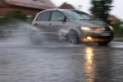 Wie können Überflutungen in der Hauptstraße von Niedermohr künftig verhindert werden? Maßnahmen lässt die Verbandsgemeinde Ramst