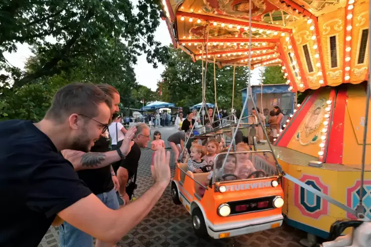 Auf dem Karussell fahren alle gleich schnell: Kerwe in Lingenfeld.