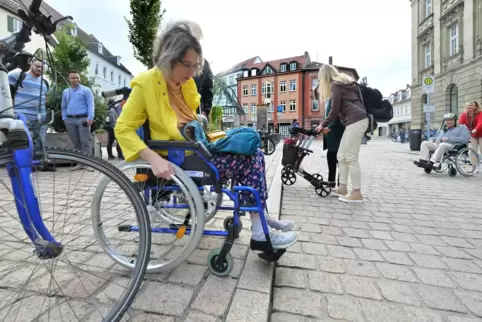 Bordsteinkanten als Problem: Praxistest mit Rollstuhl und Rollator beim Ortstermin am Postplatz.