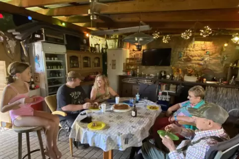 In ihrer Hütte im Garten feiert Familie Steinhauer gerne mit Gästen. Die RHEINPFALZ hatte bei ihrem Besuch einen Zebrakuchen mit