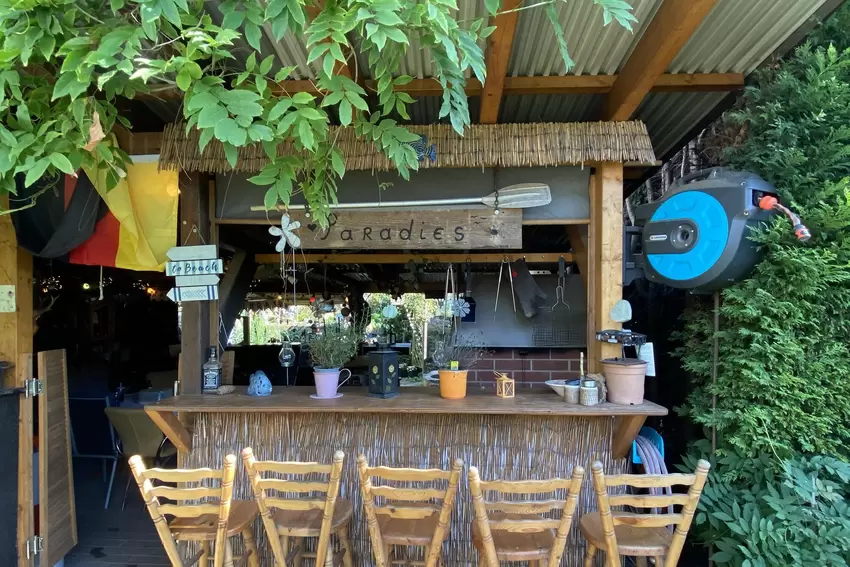 Würde auch überall da hinpassen, wo man Strandurlaub machen kann: die Bar im Garten der Steinhauers.