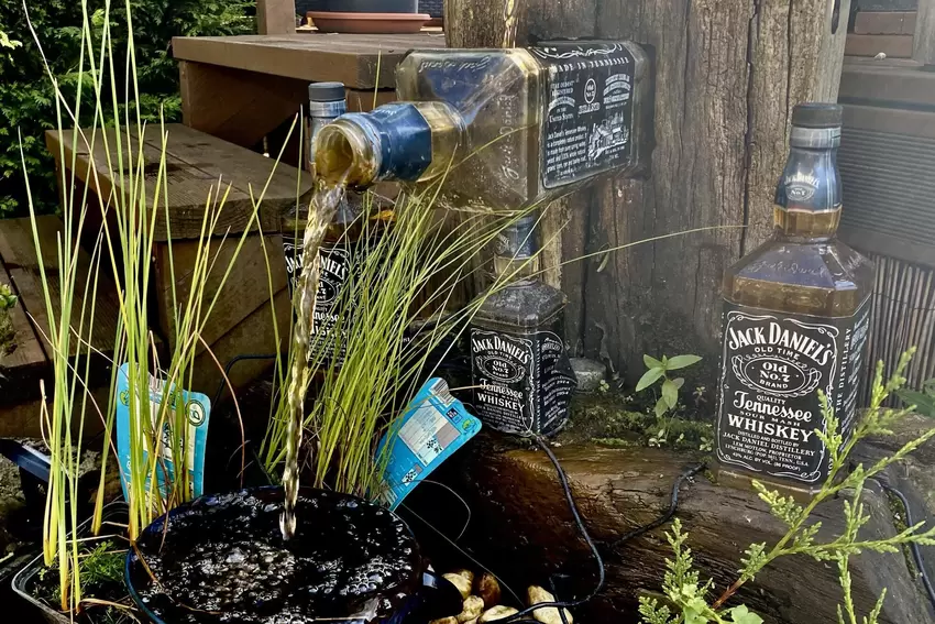 Wurde auf Facebook millionenfach geklickt: der Jack-Daniels-Brunnen am Aufgang zur Poolterrasse.