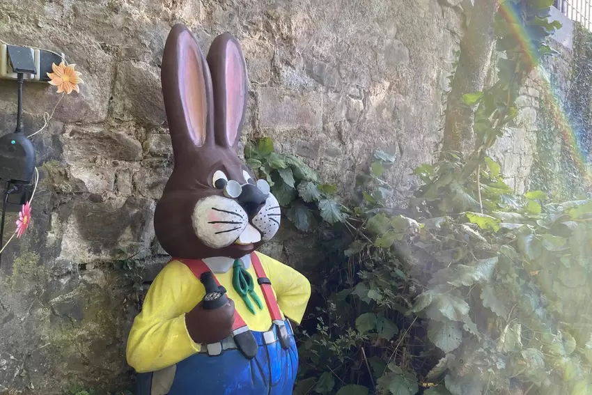 Obwohl er erst nächstes Jahr wieder Saison hat, darf der Osterhase im Garten verweilen.