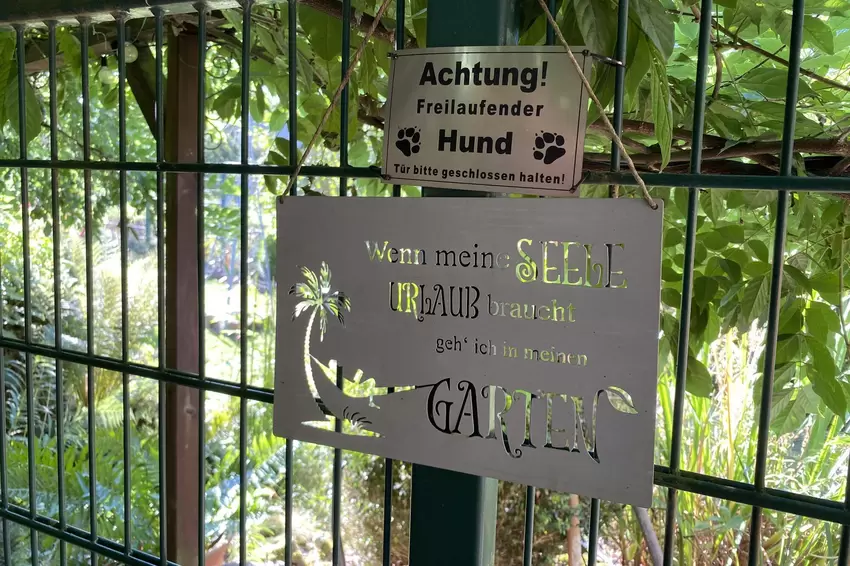 Das Schild am Eingang zum Garten verspricht paradiesische Zustände.