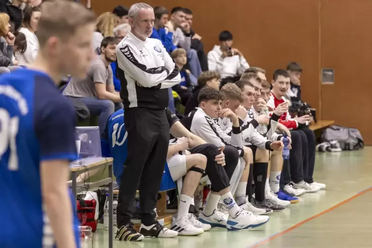 HR-Trainer Johannes Finck (stehend) und sein Team sehen der anstehenden Saison gespannt entgegen. 