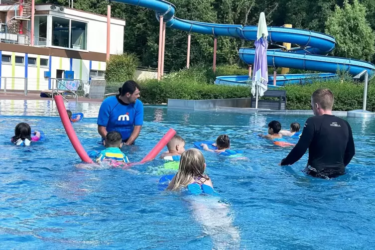 Wichtig: Schwimmkurse, wie dieser hier im Eisenberger Waldschwimmbad.