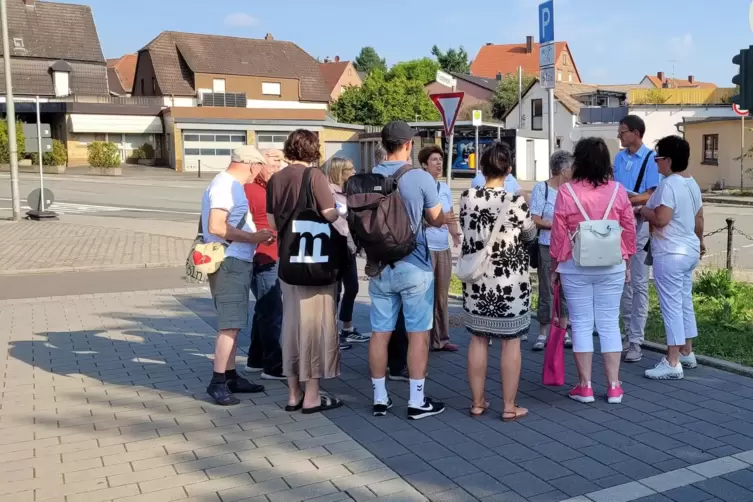 Mit Bürgern in Siegelbach auf Achse: das Team des Referats Stadtentwicklung.